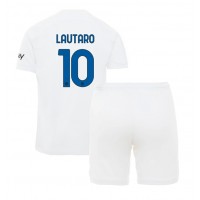Otroški Nogometni dresi Inter Milan Lautaro Martinez #10 Gostujoči 2023-24 Kratek Rokav (+ Kratke hlače)